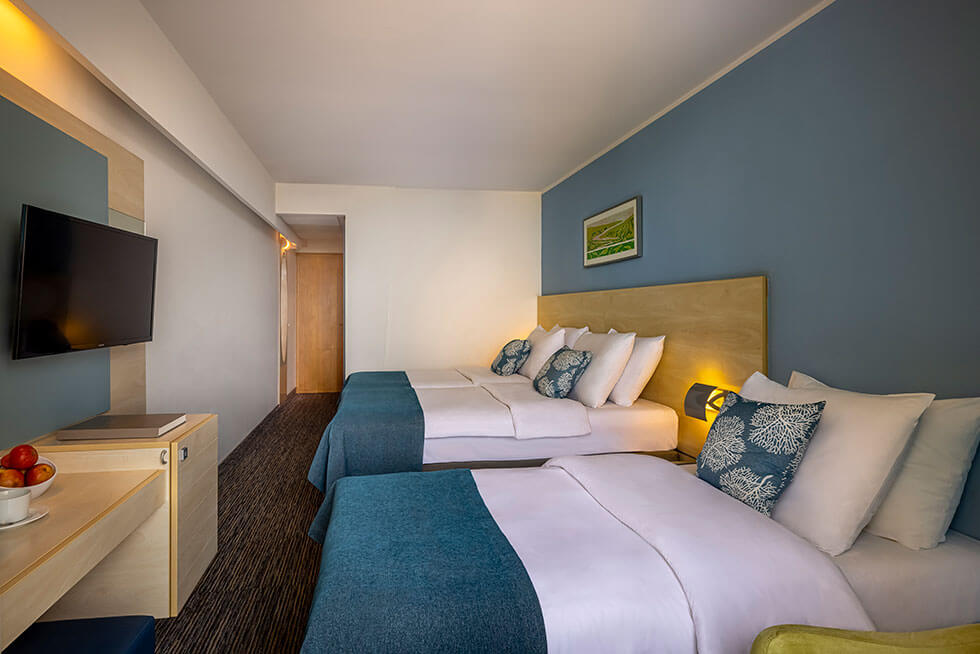 Objekti_Porec_ValamarDiamantHotelResidence_Hotel_V4_rooms_diamant-hotel-triple-room-seaview-03